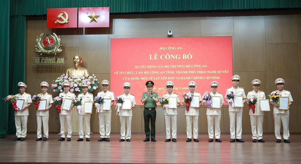 Công bố Quyết định của Bộ trưởng Bộ Công an về tổ chức, cán bộ Công an 34 tỉnh, thành phố